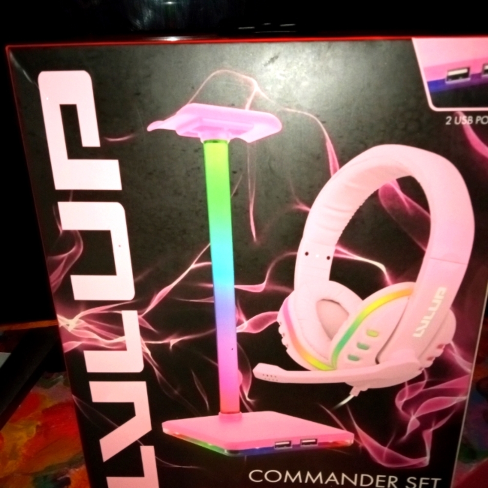 Gaming head set with built in mic comes with stand that lights up